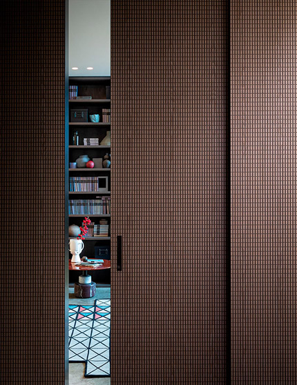 Interni-onesti-lualdi-puerta-divisorias-y-boiserie-chocolat