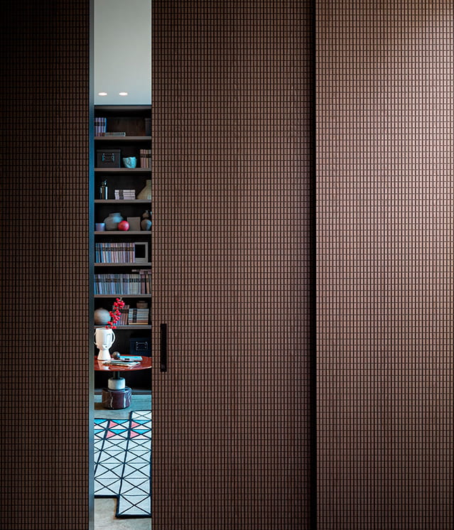 Interni-onesti-lualdi-puerta-divisorias-y-boiserie-chocolat