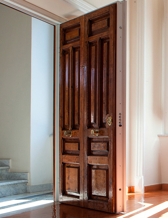 Interni-onesti-oikos-evolution-puertas-blindadas-con-visagra-02