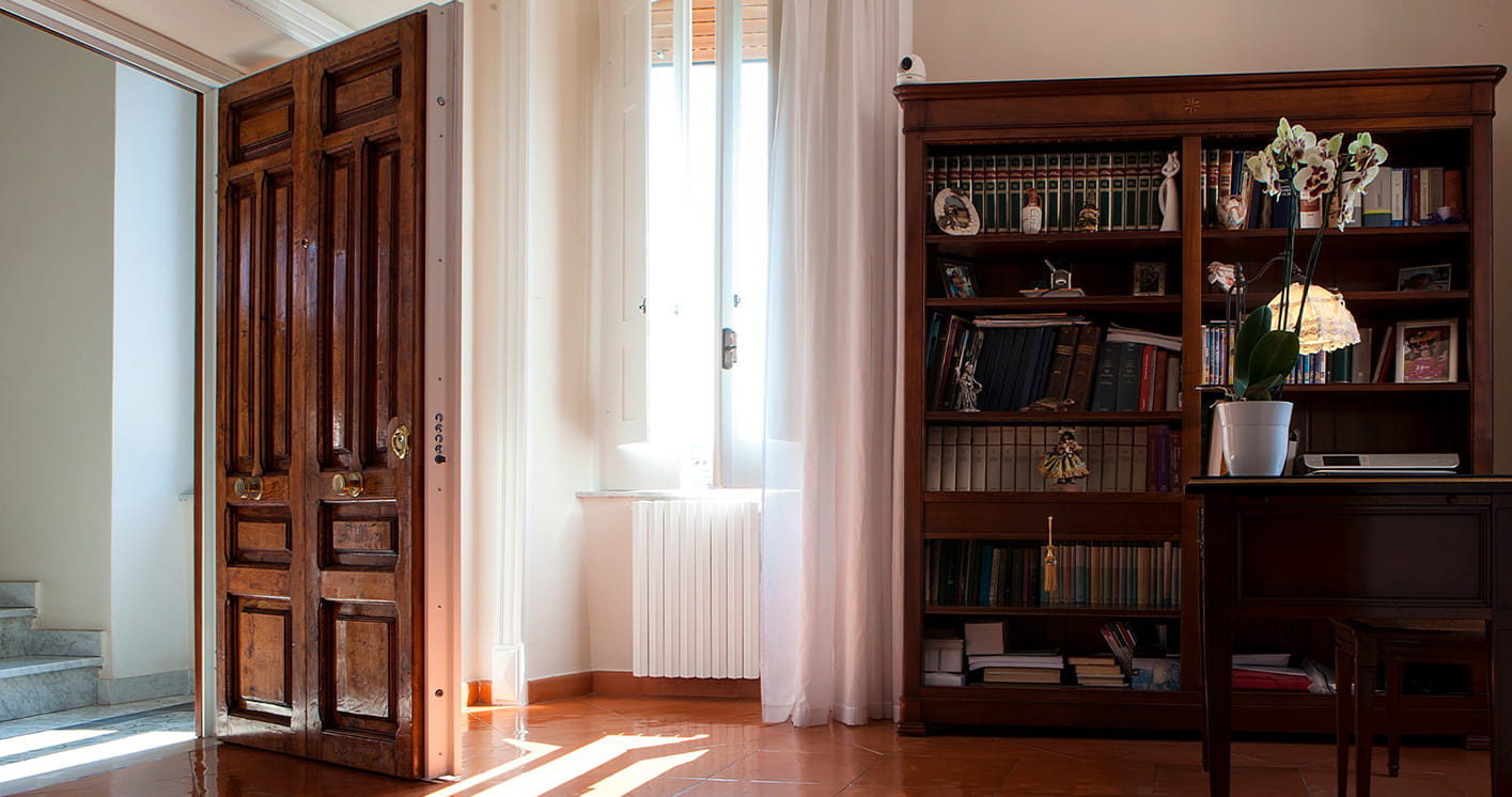 Interni-onesti-oikos-evolution-puertas-blindadas-con-visagra-02