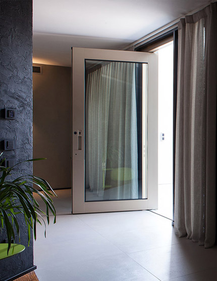 Interni-onesti-oikos-nova-puertas-blindadas-eje-vertical-01
