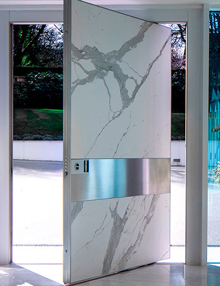 Interni-onesti-oikos-synua-puertas-blindadas-grandes-dimensiones-pivote-vertical-00