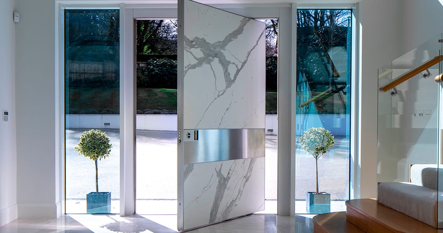 Interni-onesti-oikos-synua-puertas-blindadas-grandes-dimensiones-pivote-vertical-00