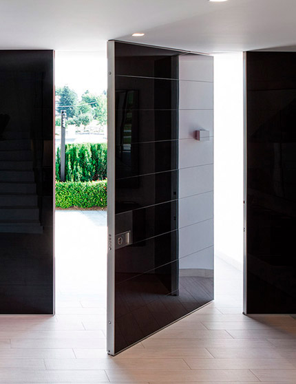 Interni-onesti-oikos-synua-puertas-blindadas-grandes-dimensiones-pivote-vertical-01