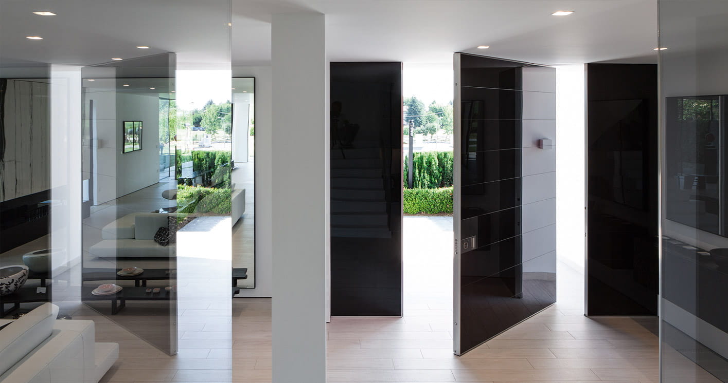 Interni-onesti-oikos-synua-puertas-blindadas-grandes-dimensiones-pivote-vertical-01