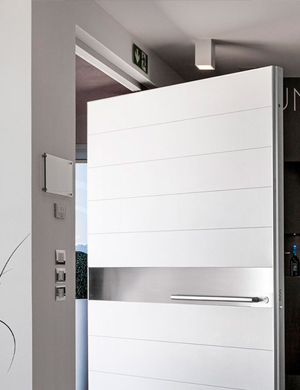 Interni-onesti-oikos-synua-puertas-blindadas-grandes-dimensiones-pivote-vertical-03