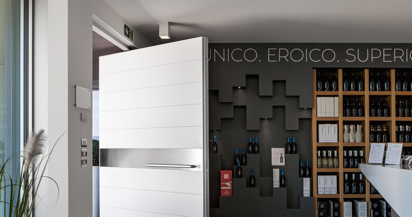 Interni-onesti-oikos-synua-puertas-blindadas-grandes-dimensiones-pivote-vertical-03