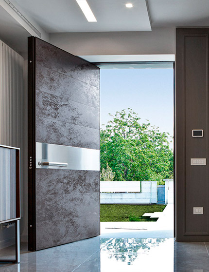 Interni-onesti-oikos-synua-puertas-blindadas-grandes-dimensiones-pivote-vertical-04