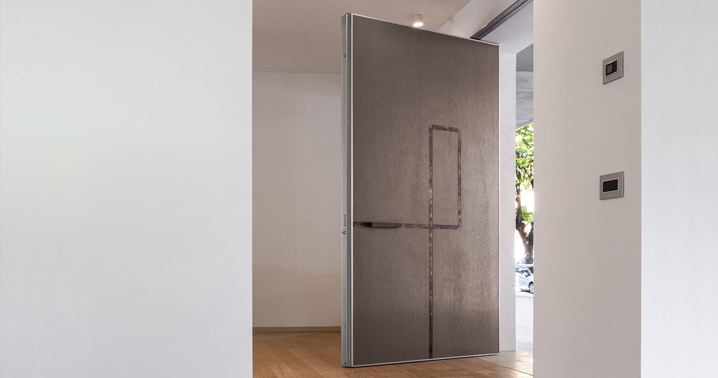 Interni-onesti-oikos-synua-puertas-blindadas-grandes-dimensiones-pivote-vertical-05