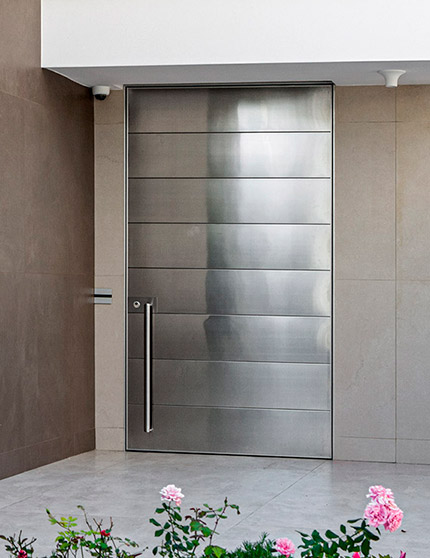 Interni-onesti-oikos-synua-puertas-blindadas-grandes-dimensiones-pivote-vertical-07